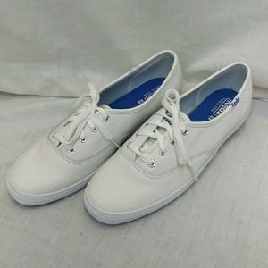 Keds White 7.5 Shoes with Dream Foam inserts. Leather not canvas